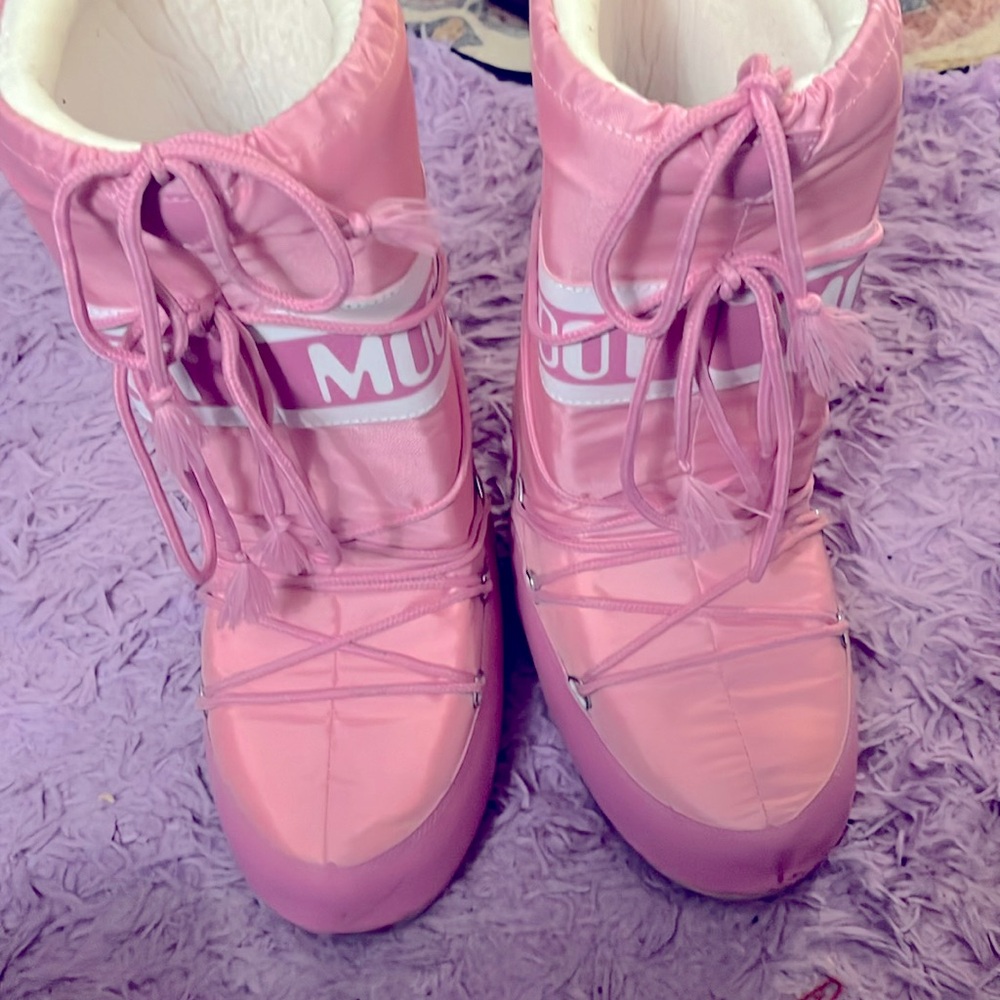 Brand new without tags Moon Boots size 8.5